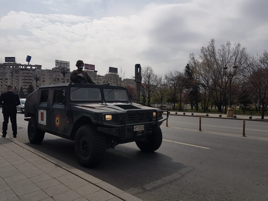 UPDATE imagini LIVE cu armata română pe străzile din Bucureşti! Sute de şoferi, verificaţi la una dintre intrările în oraş