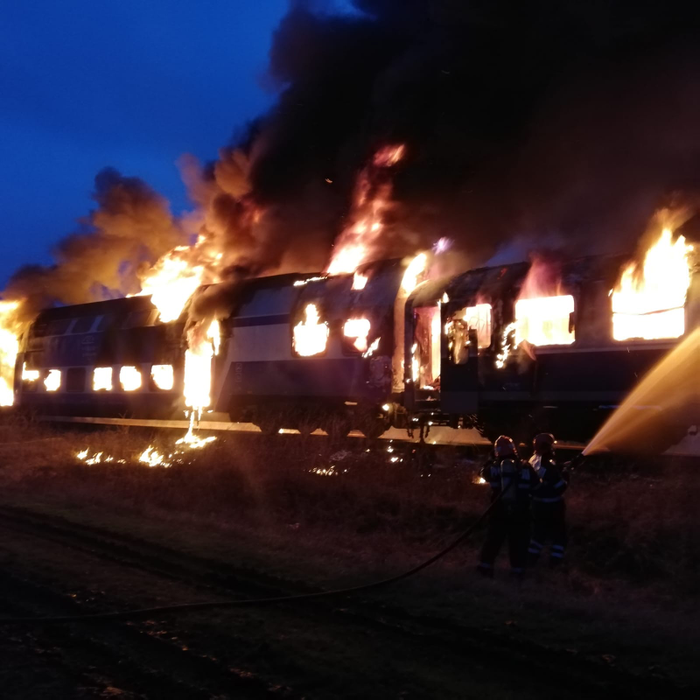Au ars două vagoane ale trenului 1825 (Foto: CFR SA)