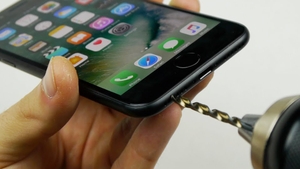 Nu încercaţi asta acasă! Acest tânăr a găurit un iPhone 7 cu bormaşina dintr-un motiv incredibil, iar toată lumea a început să facă îi urmeze „sfatul“