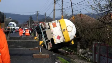 Accident grav! Un şofer a fost rănit după ce o cisternă de 10 tone cu aditiv pentru combustibili s-a răsturnat
