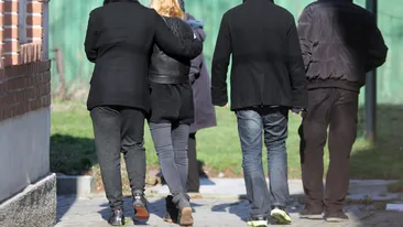 Cate lacrimi, ce durere! Reactiile cutremuratoare ale parintilor Micai, cand si-au vazut copila, in rochie de mireasa, in sicriu