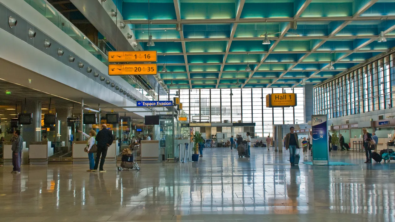 Oamenilor nu le-a venit să creadă când au văzut-o aşa! Cum a apărut această blondă în aeroport