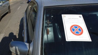 Intamplare rupta din bancurile cu politisti! Au incercat sa ridice un Mercedes parcat ilegal, l-au scapat de pe platforma si au fugit de la fata locului!