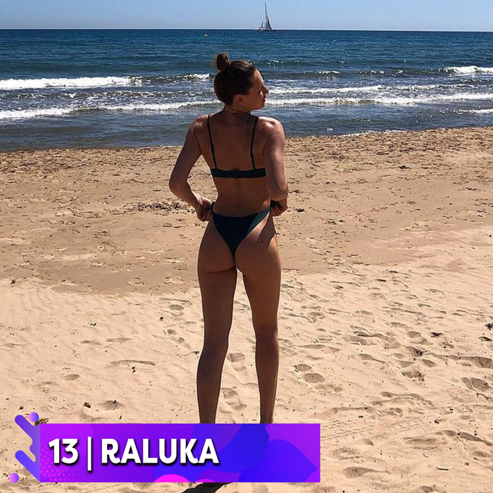 Top 40 cele mai “neastâmpărate” sexy-vedete pe plajă! Nimeni nu se mai “joacă” așa cum o fac ele cu slipul de la costumul de baie
