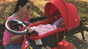 Gabriela Cristea, o mămică tare şic! Cum a ieşit la plimbare cu fiica ei, Victoria! Nu ai văzut-o niciodată aşa: O, ce drăguţ!