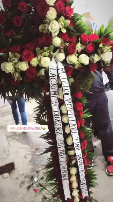 Coroana funerară adusă de Andreea Tonciu