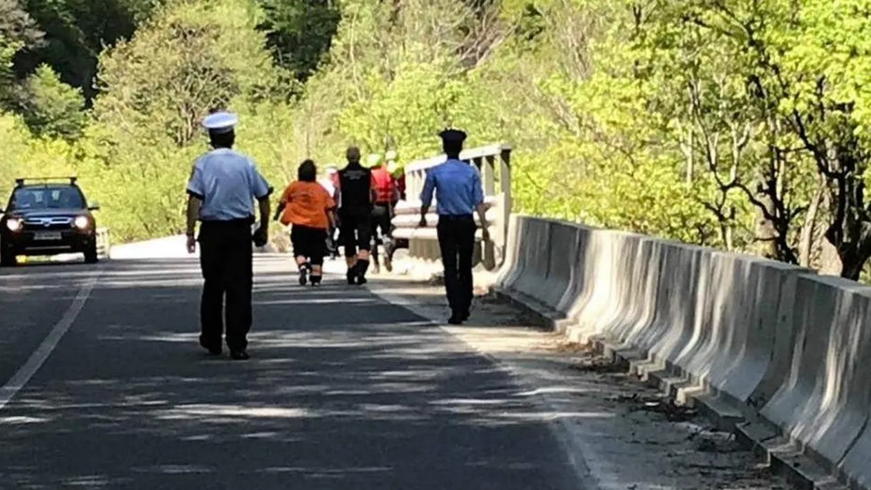 Un instructor s-a înecat în râul Jiu, sub ochii îngroziți ai turiştilor. Cu toții participau la o competiție de rafting