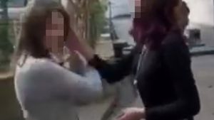 Bullying-ul în școlile din Craiova a ajuns la cote alarmante! Imagini șocante cu două eleve care se bat în plină stradă