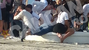 Penescu jr, in patru labe dupa domnisoare! Uite cum s-a chinuit fiul afaceristului sa agate cateva fete, la mare!