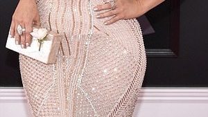 Şi-a scos sfârcul la plimbare pe covorul roşu de la premiile Grammy! A pozat frumos, elegant, însă apoi sânul i-a stricat ”figura”