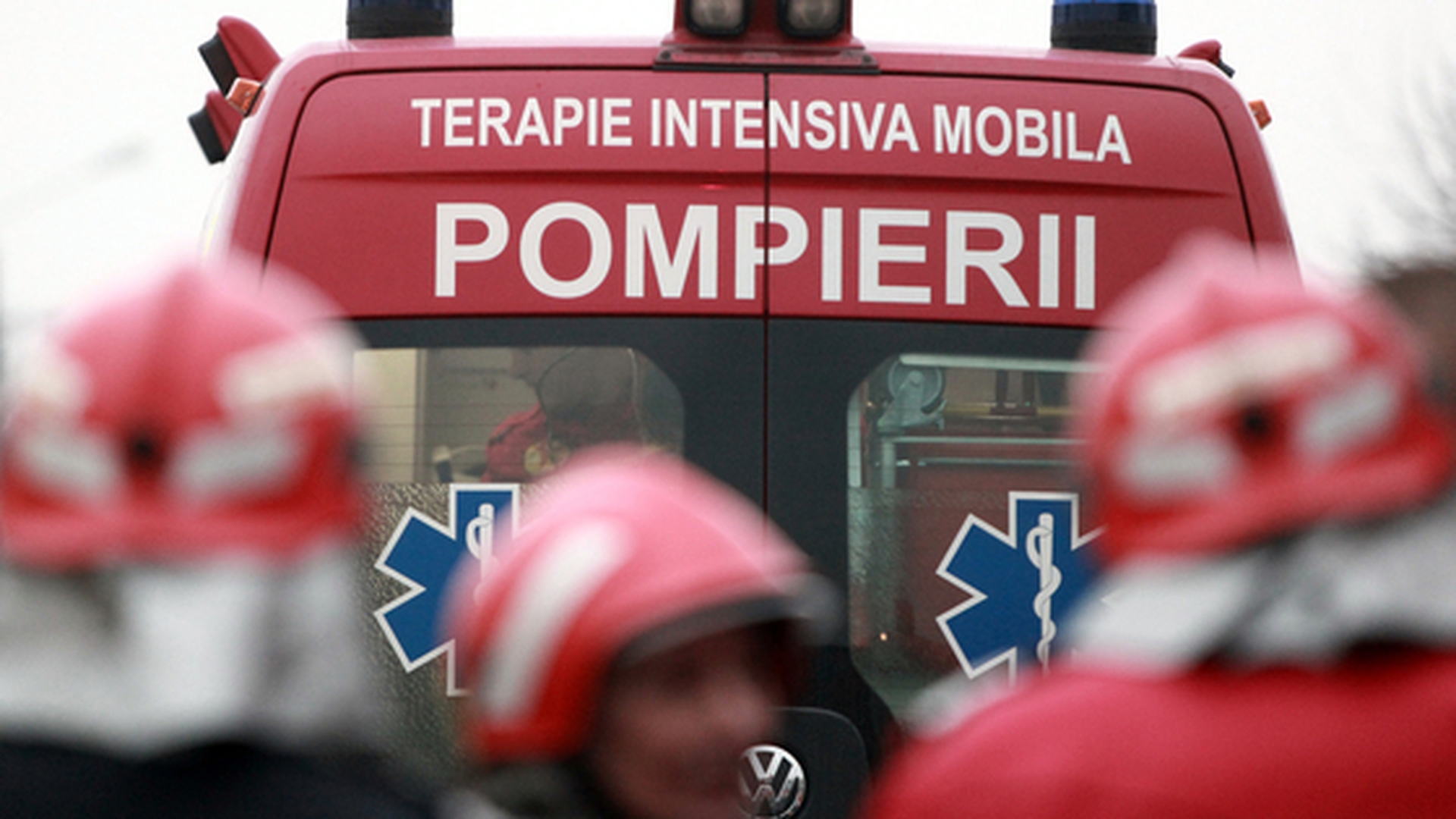 Doi copii din Vrancea au căzut într-o fosă septică! Intervenția este îngreunată, deoarece victimele sunt inconștiente