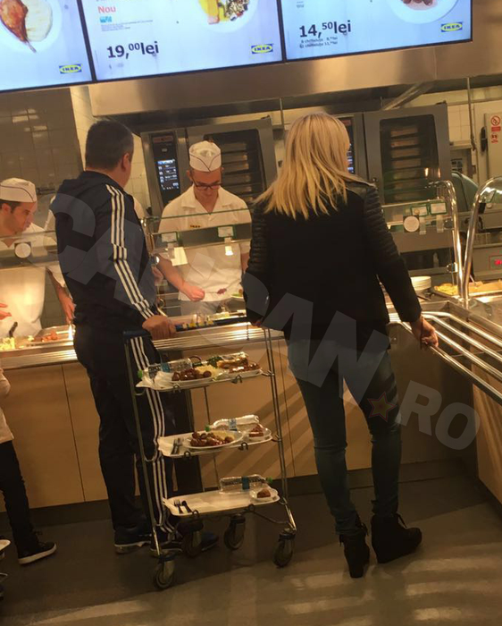 Un coleg de partid a invitat-o la un prânz mai atipic pe Elena Udrea! A scos-o în oraş la… ”Împinge tava”!