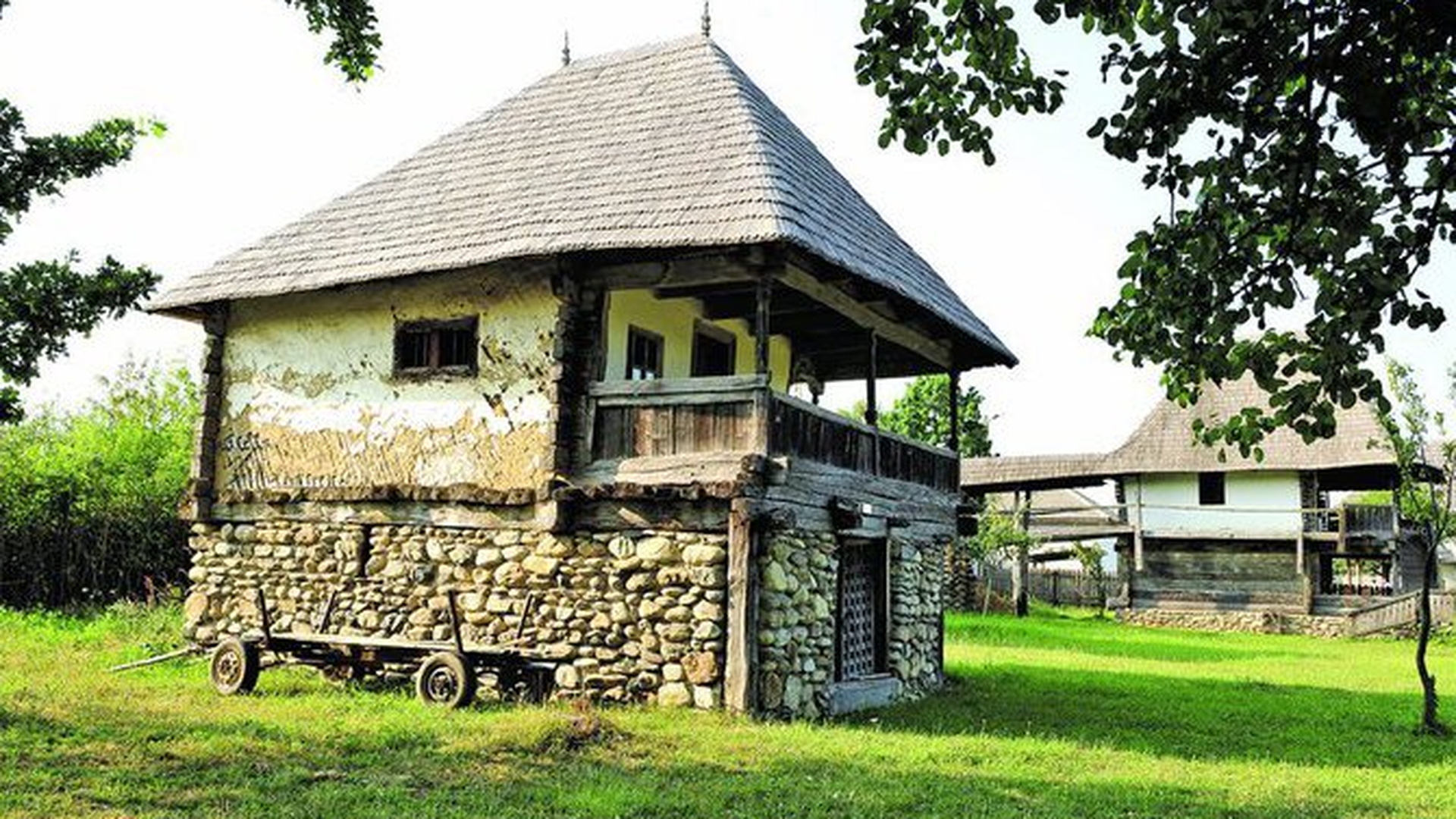 Delia pregateste o petrecere de pomina cu traditii si obiceiuri la Muzeul Satului din Targu Jiu. Face nunta taraneasca