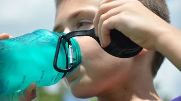 Atenție mare, părinți! Un copil de 5 ani a murit, după ce a băut o gură de apă rece. Ce i s-a întâmplat în organism, de fapt