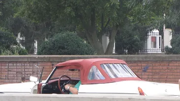 Un milionar ghinionist! Vezi prin ce a trecut un barbat dupa ce a ramas blocat cu masina de epoca, in plin trafic!