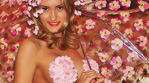 Verisoara Crudutei va defila acoperita de flori si gargarite la prezentarea prietenei sosiei "Penelopei Cruz", finalista Miss Univers 2011!