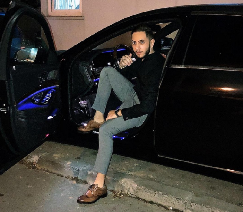 Fulgy s-a dus la ziua unui prieten, căruia i-a cumpărat un cadou inedit. S-a fotografiat cu darul și… “Credeți că o să-i placă?”
