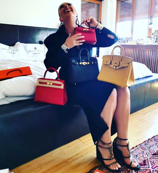 Sexy-impresara Anamaria Prodan a rămas fără arma care a salvat-o din fața a 200 de oameni nervoși