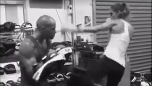 Acest video a devenit instantaneu VIRAL! O femeie gravidă în opt luni face... kickboxing!