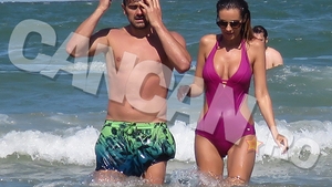 Imagini fierbinţi cu iubita unui fotbalist de la noi!. Toţi au întors capul atunci când bomba sexy a ieşit din apă