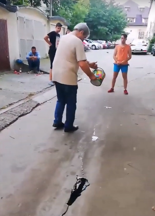 Așa ceva nu s-a mai văzut! Cum s-a răzbunat un pensionar din Bacău pe copiii gălăgioși din spatele blocului