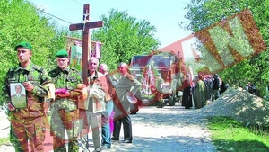 O mie de persoane la inmormantarea militarului ucis in Afganistan