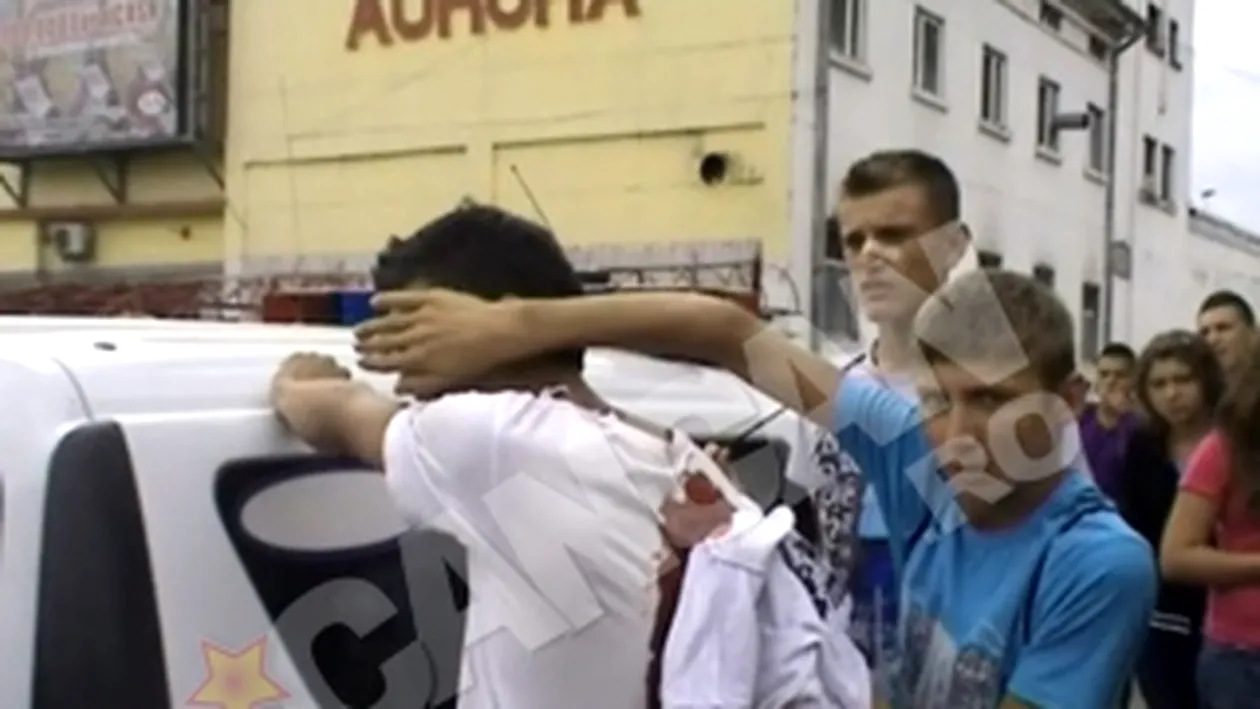 Tanar de 21 de ani injunghiat in fata unui liceu