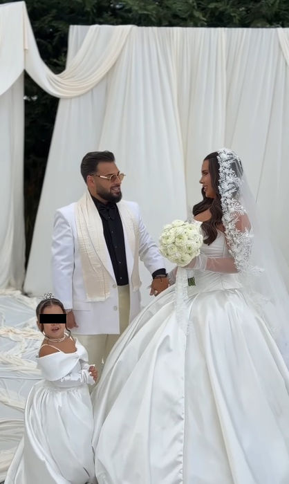 Cum a reacționat Kim, fiica Andrei Volos, când și-a văzut mama în rochie de mireasă! Cele două au avut ținute asemănătoare