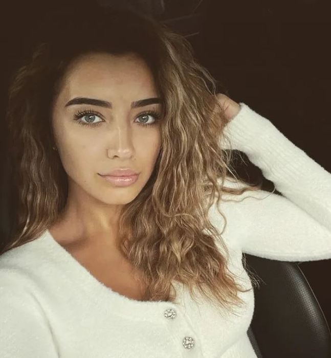 Iubita lui Dennis Man, fotbalistul aflat pe lista lui AC Milan, o adevărată bombă-sexy! Fotografii incendiare cu Alexandra Ionela, fostă Miss Arad în 2014| GALERIE FOTO