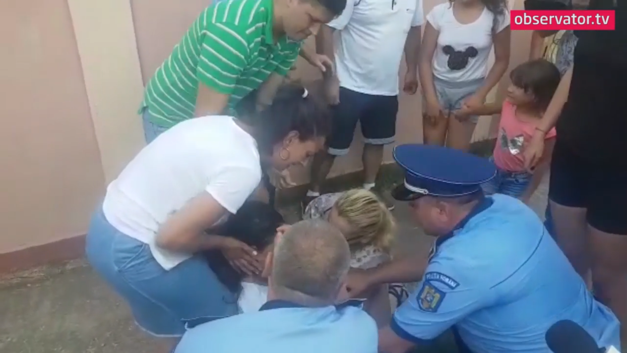 Momente dramatice. O tânără a leșinat lângă ”Casa Groazei” din Caracal