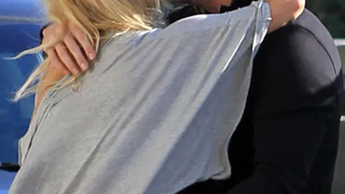 El - badaran, ea - pupacioasa! Pamela Anderson, in tandreturi la aeroport cu un fost fotbalist!