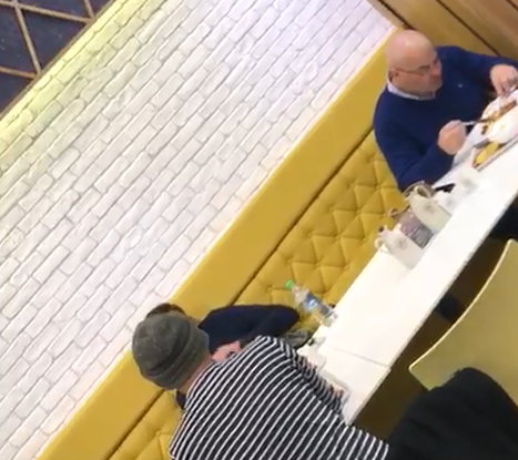 Anatol a înfulecat fără pretenţii într-un local "împinge tava"