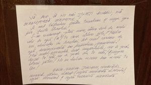 Locatarii unui bloc, amenințați de „regina mondială absolută”. Avertismentul pe care l-au găsit pe ușă. Cât de mult o deranjează acvariul cu pești al vecinilor