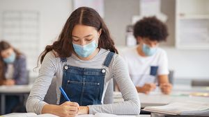 Bancul zilei / Doamna dirigintă, vă dăm 200 lei dacă ne dictați și nouă