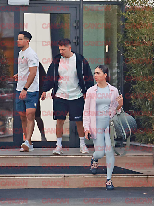 BDLP și Vanessa se îndreaptă spre mașina artistului