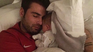 Adrian Mutu are bona perfectă pentru micuţul Tiago! Pe mâinile cui îşi lasă ”Briliantul” fiul de numai câteva săptămâni