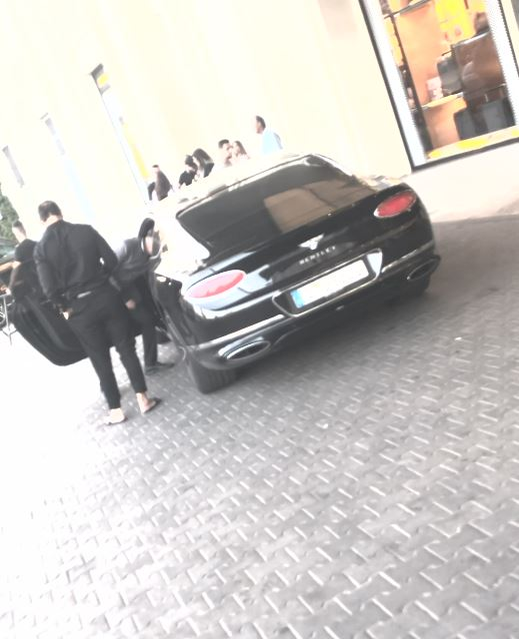 Joseph a ajuns la Marriott și a coborât din Bentley