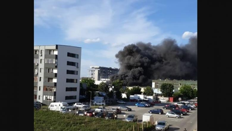 Incendiu devastator la două hale aflate în sudul Bucureştiului, lichidat de zeci de pompieri! A fost emisă o avertizare Ro-Alert