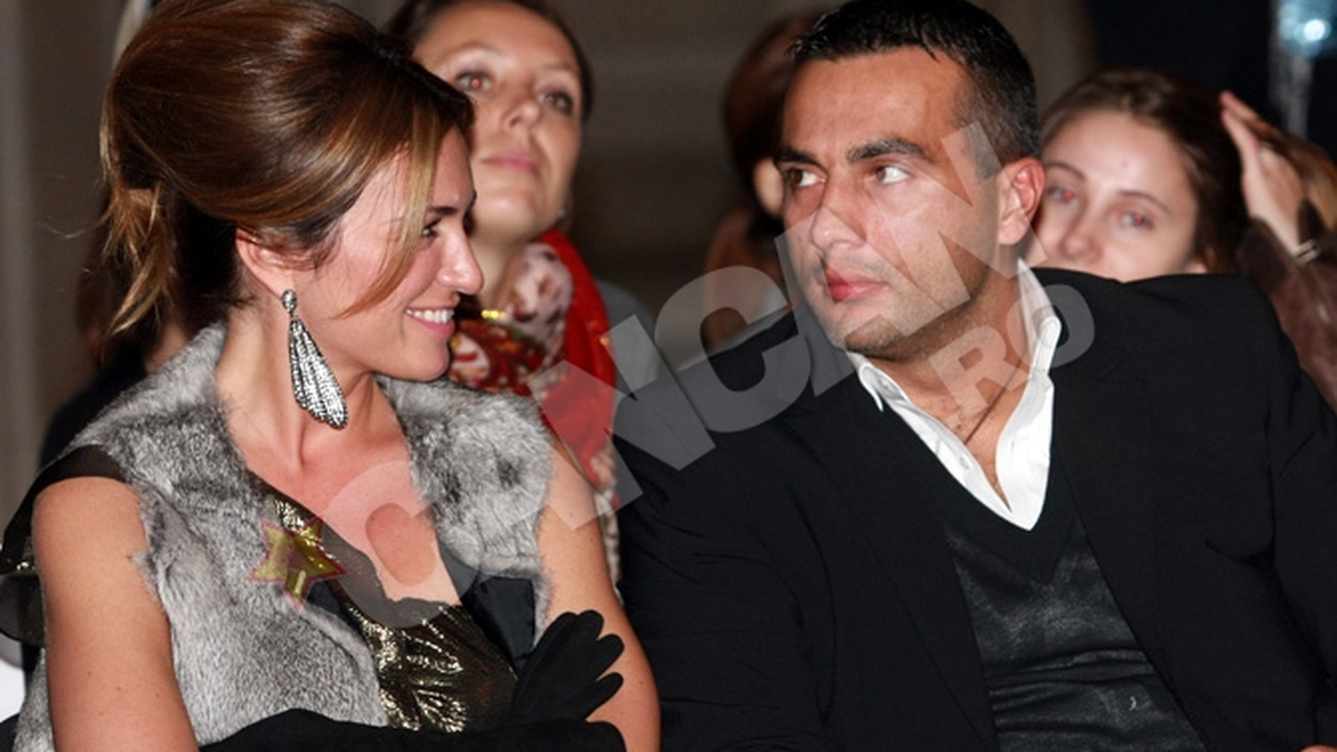 Ce mamica sexy crezi ca se ascunde in spatele acestei tinute serioase?