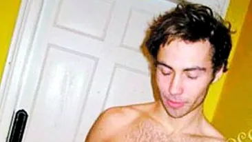 Fratele printesei isi verifica bijuteriile