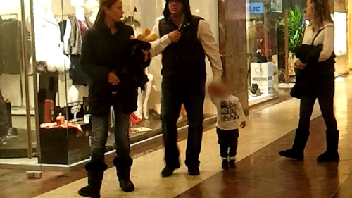 Sabin Ilie a iesit la plimbare cu iubita si copilul. S-au distrat la mall