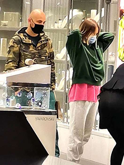 Alexandra Stan, la shopping cu "bodyguardul" după ce ar fi primit amenințări