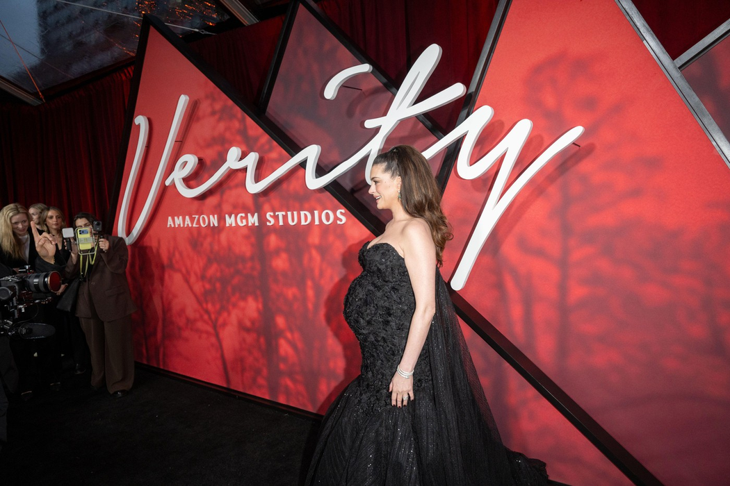 Anne Hathaway în rochia de sirenă, sursa-profimedia.ro