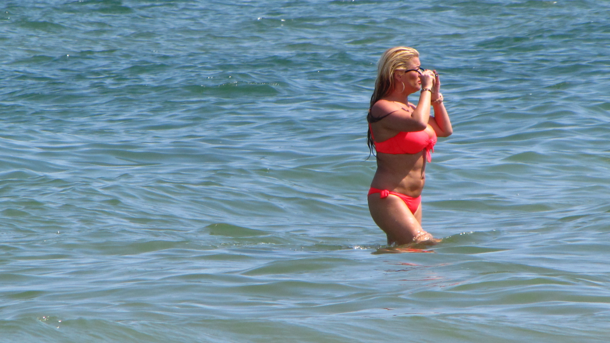Doamnelor, nu vă lasaţi bărbaţii să vadă aceste imagini! Leta şi cu Nicoleta, ”pericole publice” pe plaja din Mamaia!