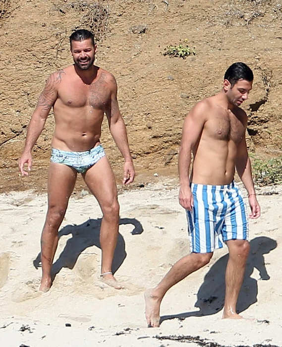 După ce au anunţat că s-au logodit, RICKY MARTIN şi iubitul său au mers pe litoral! Cum au apărut pe plajă