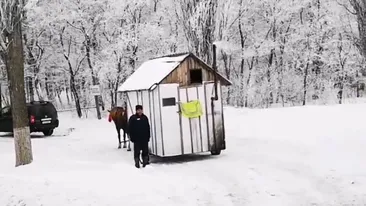 Ciobanul din Botoșani care și-a pus casa pe roți și e trasă de cai! Nea Ion își plimbă nevasta gravidă prin sat