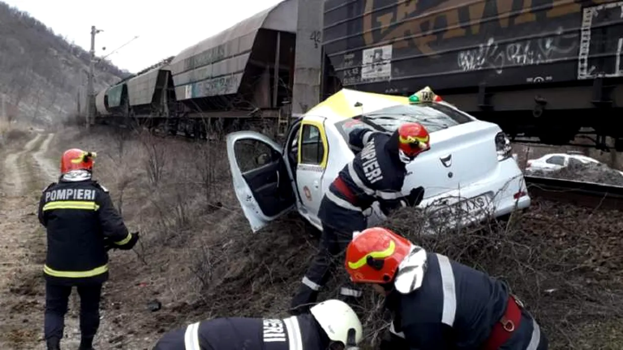 Taxi cu 2 clienţi, spulberat de un tren marfar la Orşova, după ce șoferul a forţat trecerea. Bilanțul victimelor