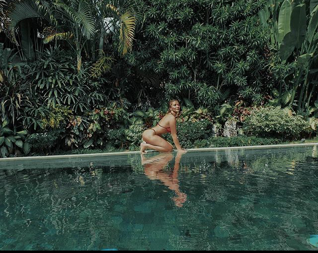 Lora se relaxează în "izolarea" din Bali