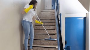 Câți lei primește salariu o femeie de serviciu care face curat în scările de bloc din București acum, în 2024