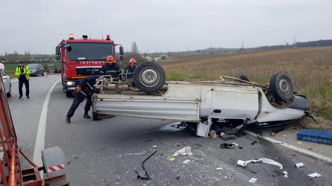 Accidente înfiorătoare în Prahova. Un om a murit, iar 3 au fost răniți după ce microbuzul în care erau a ajuns în parapet